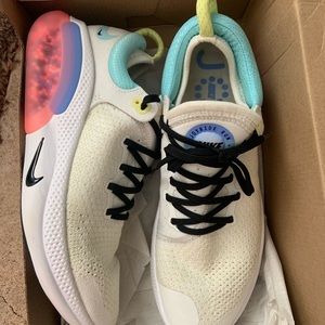 Women’s Nike joyride 9